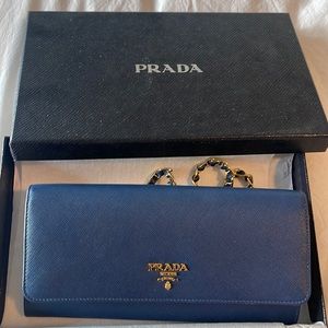 Prada - wallet on chain - Blue